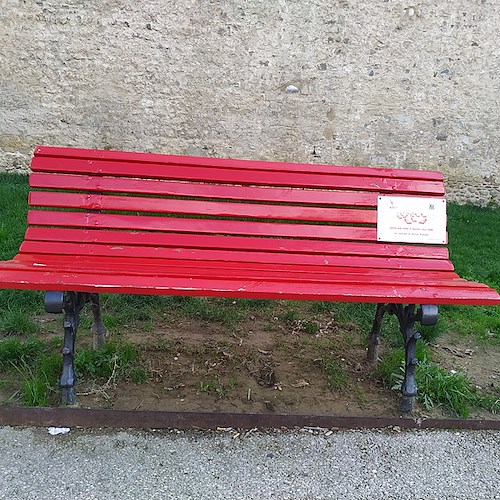 Panchina rossa, ricordo vittime del femminicidio<br />&copy; Commons Wikimedia