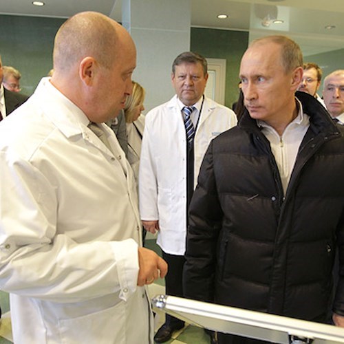 Vladimir Putin e Yevgeny Prigozhin in una foto di repertorio quando l'ex capo della Wagner si occupava del catering per la difesa russa<br />&copy; Commons Wikimedia