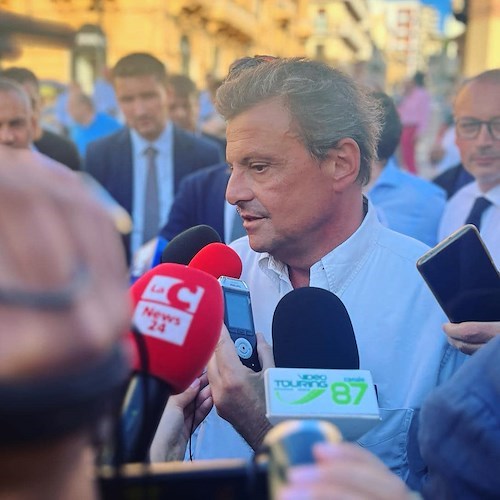Salario minimo, stop dalla maggioranza. Calenda: "Grave che Meloni chiuda ogni confronto sul tema"
