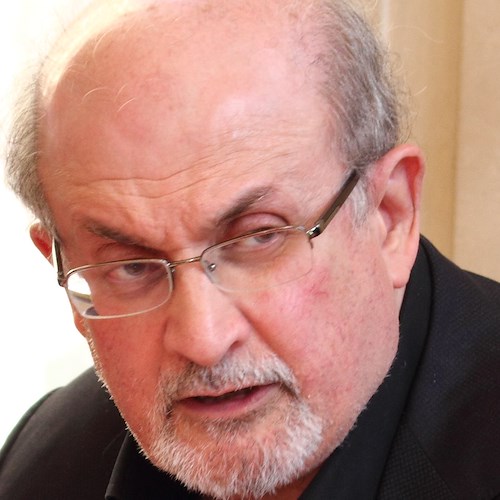 Salman Rushdie: "Soffro di disturbo post traumatico, mi risulta difficile scrivere"