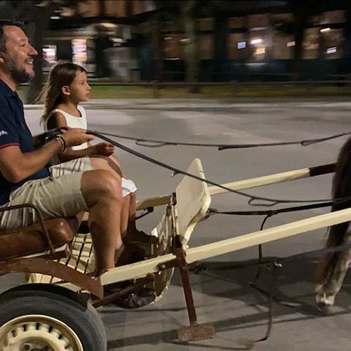 Salvini sale su un calesse trainato da un cavallino: il gesto fa infuriare gli animalisti