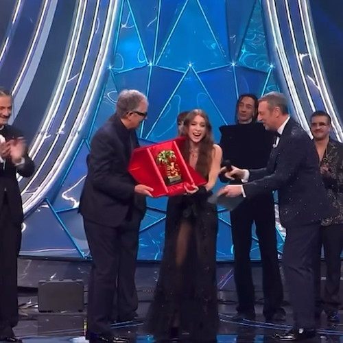 Angelina Mango premiata da Amadeus e dal sindaco di Sanremo<br />&copy; pagina FB Angelina Mango
