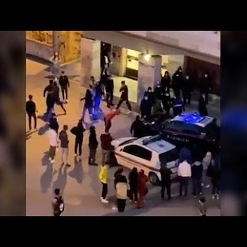 Sassi e bastoni contro forze dell'ordine durante controlli anti-Covid: grave episodio a Livorno