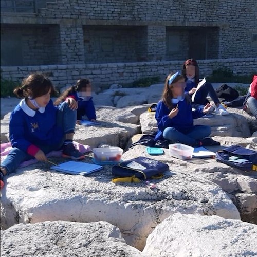 Scuole elementari chiuse in Campania: in Puglia lezioni sugli scogli "al riparo dal Covid"