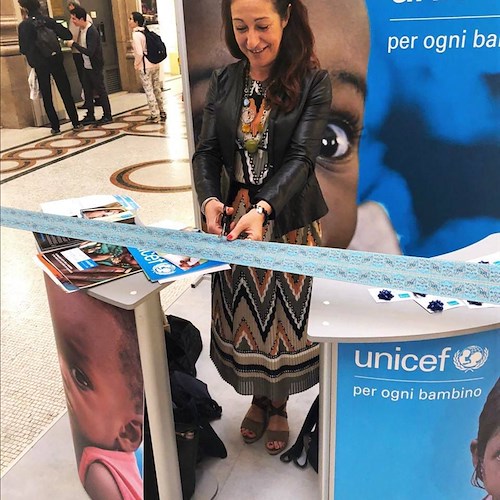 Senatrice Paola Taverna inaugura mostra fotografica Unicef, piovono commenti negativi