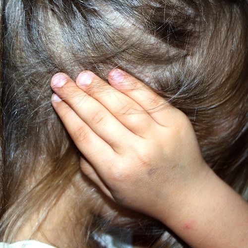 Spoleto, bambina telefona a Carabinieri: "Mio papà sta picchiando la mamma"