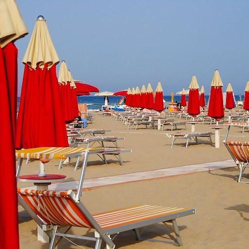 Stacca pezzo di dito a morsi al rivale e lo mangia, choc a Rimini durante rissa in spiaggia 