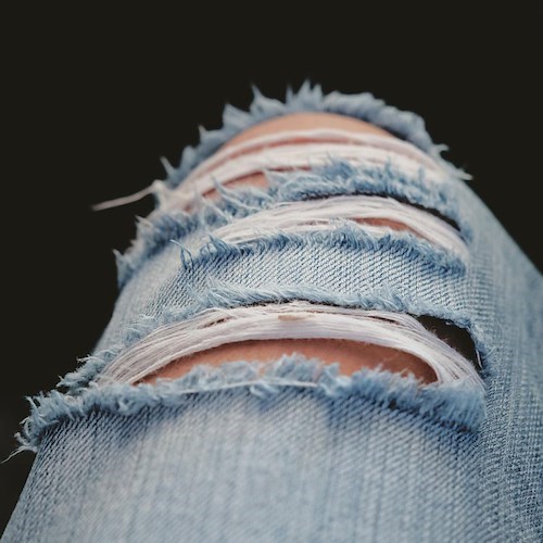 Studentessa va a scuola con jeans strappati, prof glieli copre con scotch: «Poco decorosi»