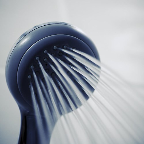 Telecamera nella doccia: cento infermiere spiate nello spogliatoio dell'ospedale di Empoli