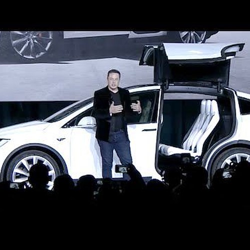 Tesla Motor anticipa il futuro e presenta la nuova Model X