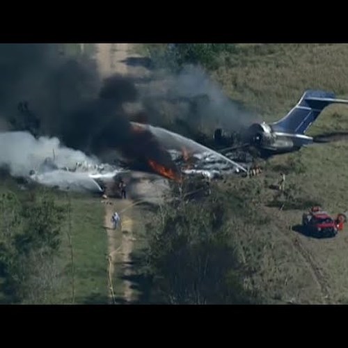 Texas, aereo cade in un campo e prende fuoco: salvi tutti i passeggeri