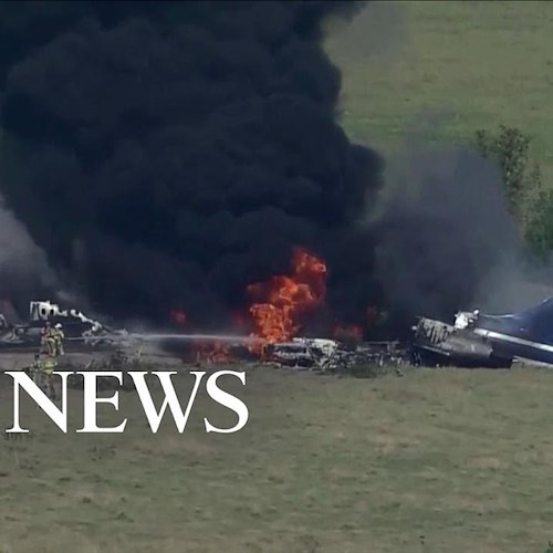 Texas, aereo cade in un campo e prende fuoco: salvi tutti i passeggeri