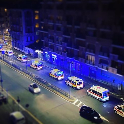 Torino. La fila di ambulanze per trasferire i malati Covid. Diventa virale la foto di Pietro Izzo, Sindaco Appendino: «le istituzioni devono assumersi le proprie responsabilità»