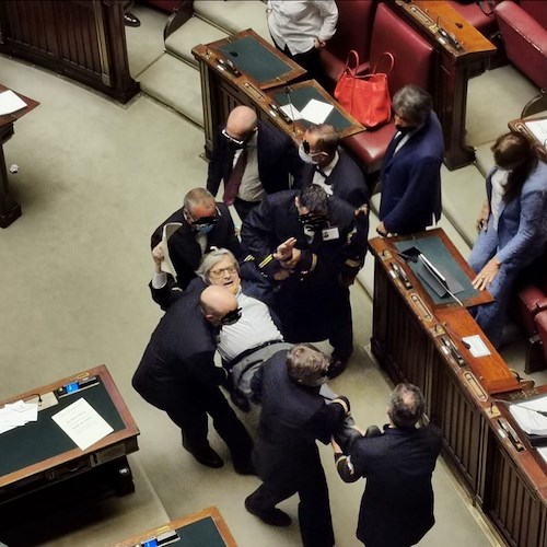 Urla e insulti ai colleghi, Vittorio Sgarbi trascinato via dalla Camera