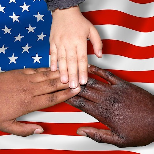Usa, bus di migranti inviati dal Texas lasciati al freddo davanti casa di Kamala Harris