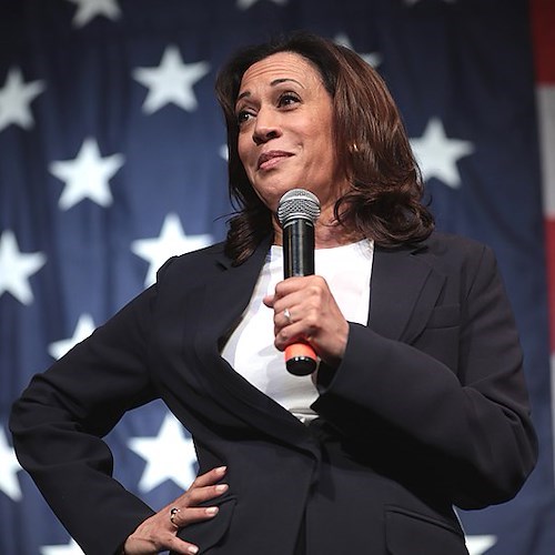 Usa, bus di migranti inviati dal Texas lasciati al freddo davanti casa di Kamala Harris