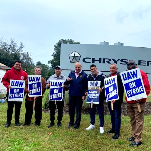 Operai in sciopero davanti Chrysler<br />&copy; pagina FB UAW