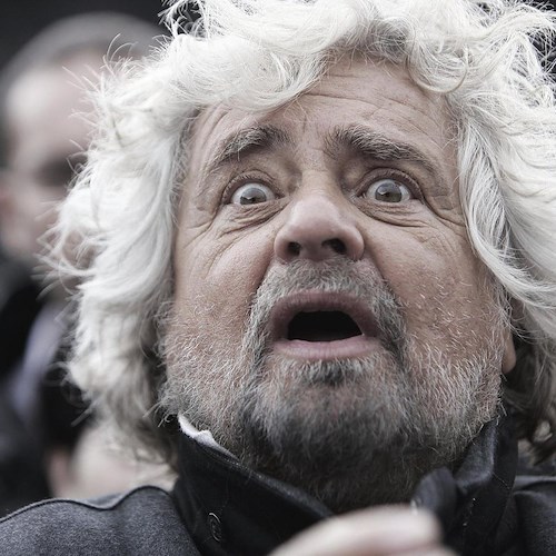 «Usiamo gli insetti nei menù delle mense scolastiche», la proposta di Beppe Grillo
