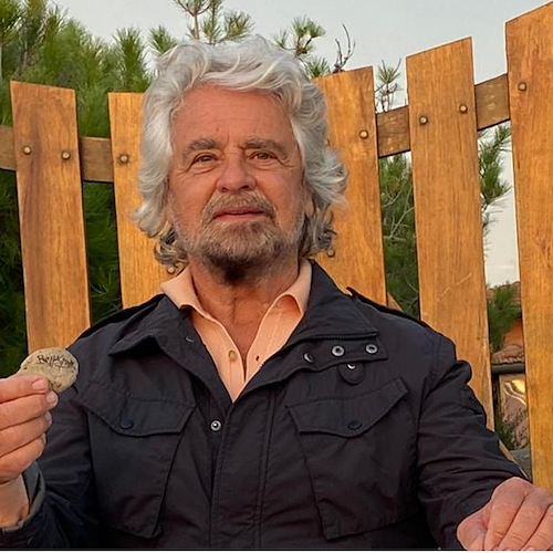 «Usiamo gli insetti nei menù delle mense scolastiche», la proposta di Beppe Grillo
