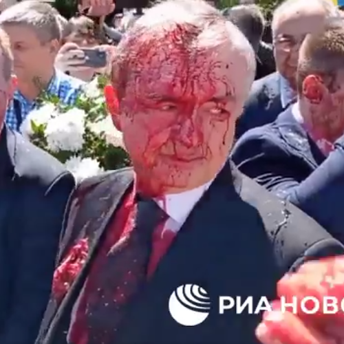 Varsavia, ambasciatore russo colpito da vernice rossa mentre onora caduti sovietici 