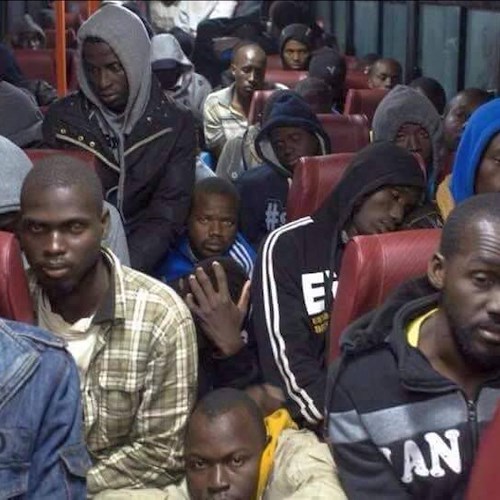 Venezia: fermati 20 migranti che vendevano merce contraffatta