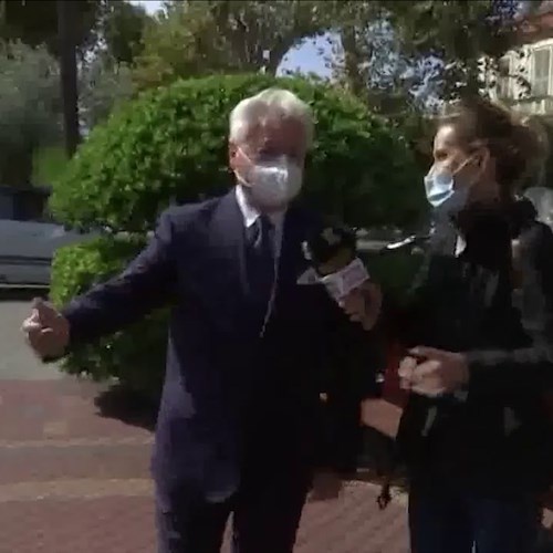 Ventimiglia, Sindaco derubato in diretta tv mentre parla di sicurezza: il video è virale
