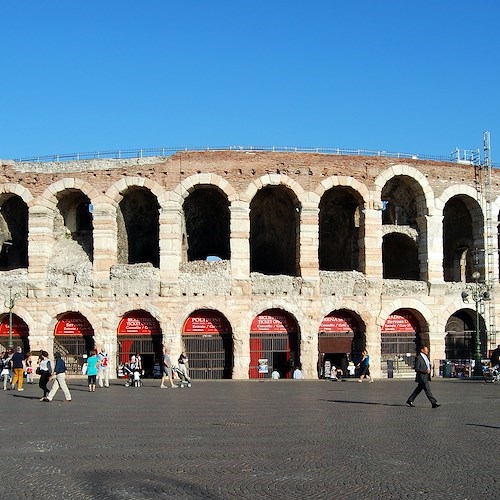 Verona, caposala difende cameriera da alcuni clienti e viene preso a pugni