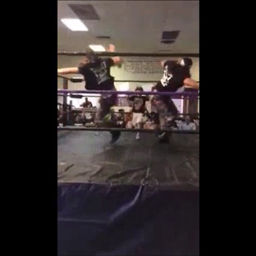 Wrestling: Young Bucks vs little kid un video vero o un fake?