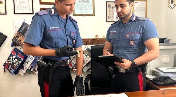 Bologna, sventa una truffa all’anziana vicina: i Carabinieri arrestano un minorenne e recuperano la refurtiva