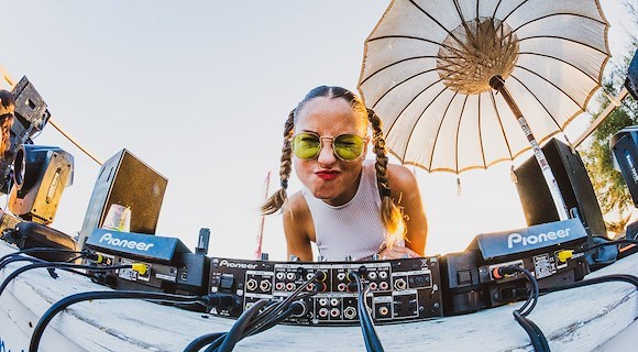 Dal furore magmatico di Napoli al Dum Dum Republic: la grande festa in spiaggia a Paestum con Dj AÜRA