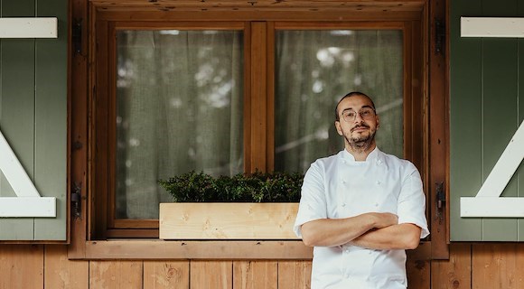 Foraging d’alta quota: a Baita Piè Tofana si raccolgono erbe spontanee in attesa della nuova stagione