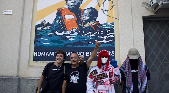 “L’umanità non ha confini”: a Riace il nuovo murale di Laika in sostegno a Mimmo Lucano