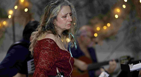 “Nuje ca nun stammo vicino ‘o mare”: emozioni e applausi per Antonella La Frazia e la musica popolare d’autore