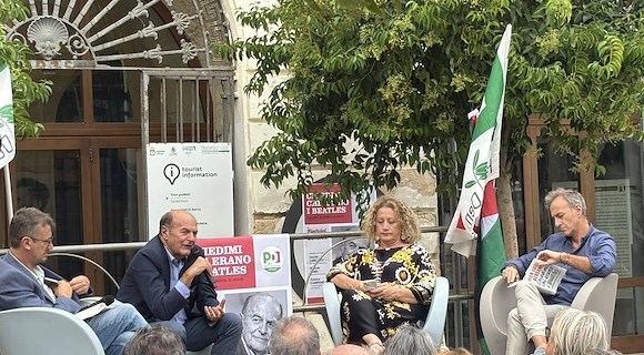 Pier Luigi Bersani a Monopoli presenta il suo ultimo libro: "Chiedimi chi erano i Beatles"