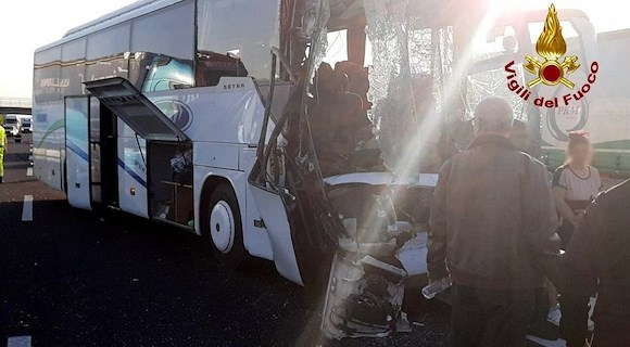 Tragedia sulla Pedemontana: maestra perde la vita in incidente con scolaresca